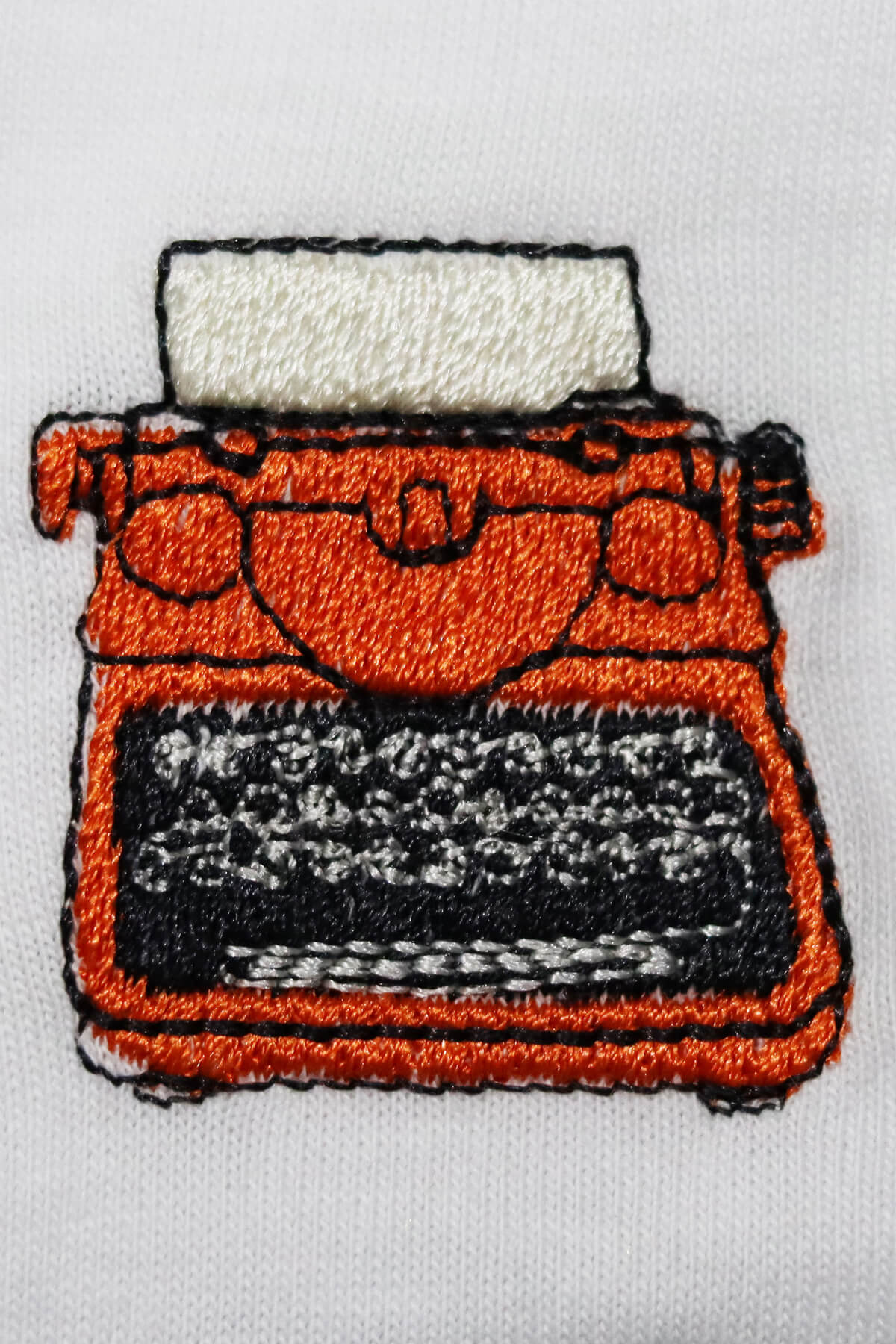 Daktilo Desenli Nakış Tişört
