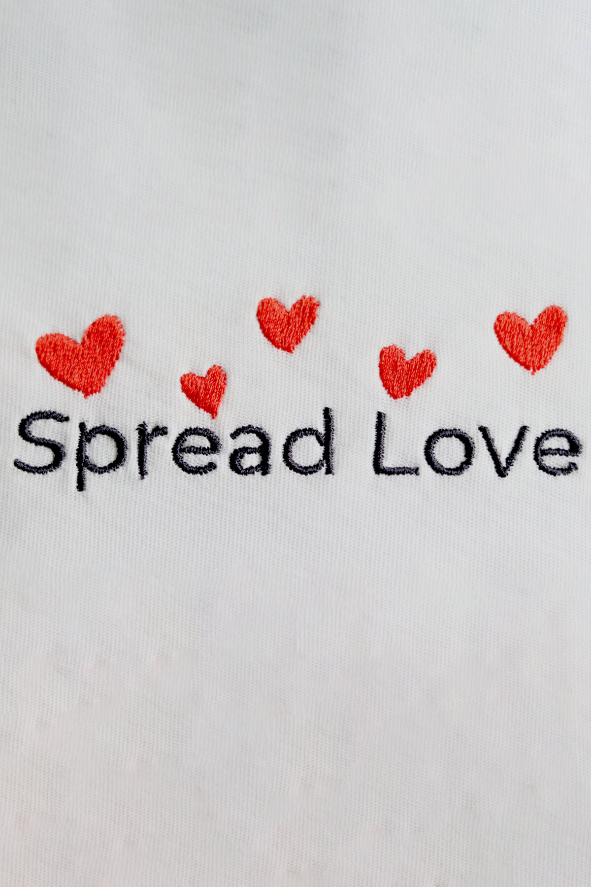 Spread Love Yazılı Kalp Desenli Nakış Tişört - Sevgililer Günü Hediyesi