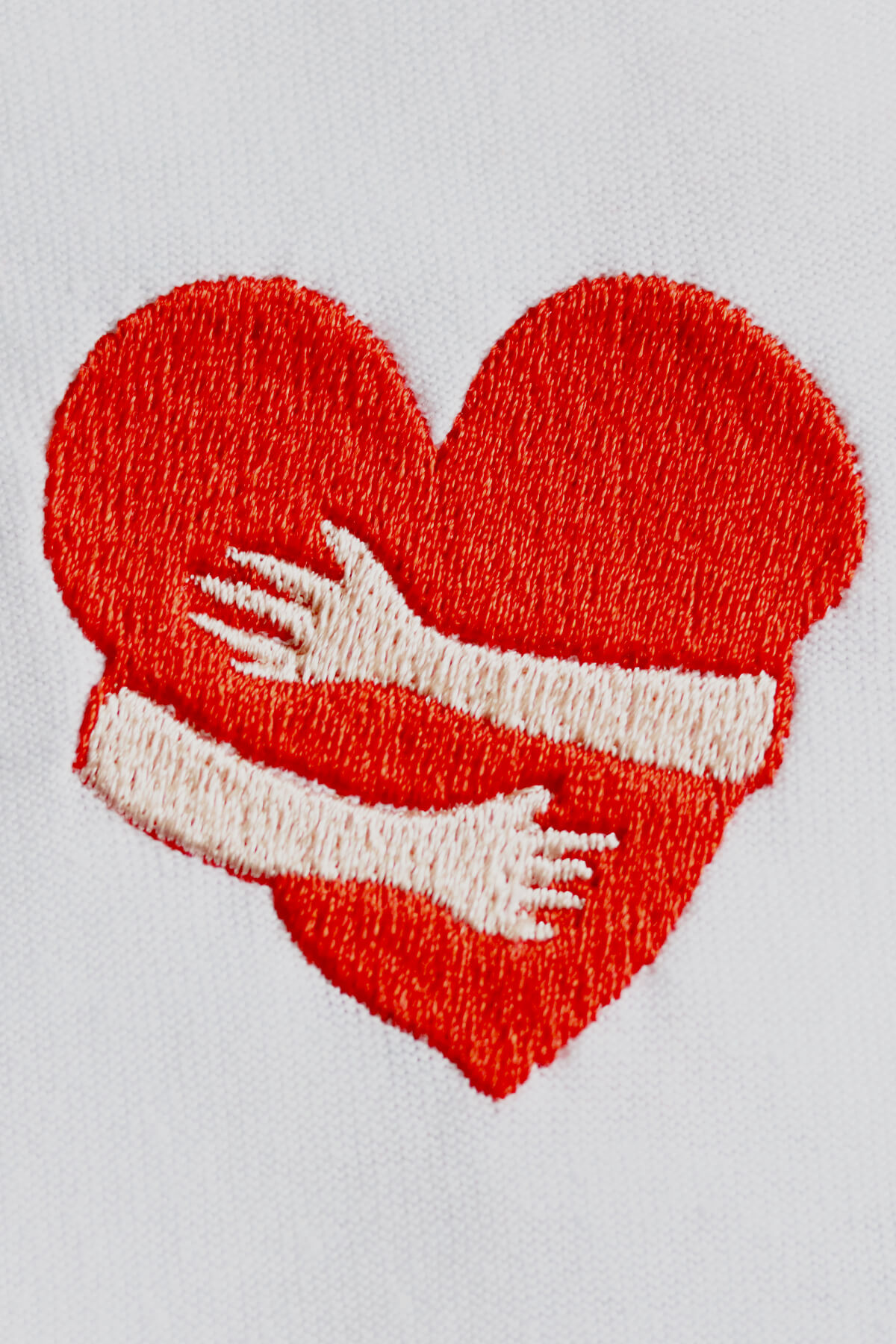 Kalbe Sarılan Eller Desenli Nakış Tişört - Sevgililer Günü Hediyesi