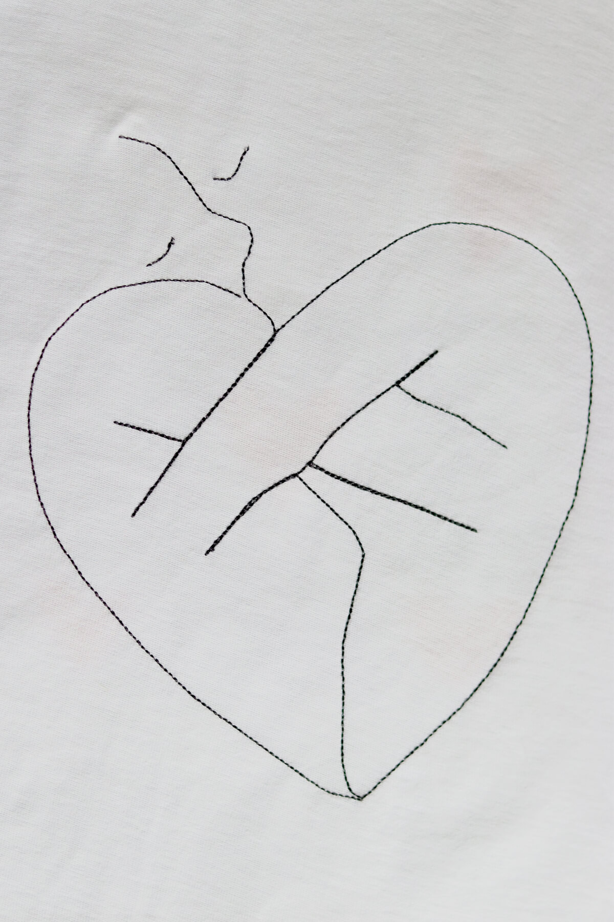 Gövde Kalp Desenli Nakış Tişört - Sevgililer Günü Hediyesi